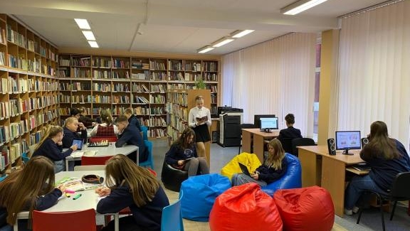 Džiaugiamės atsinaujinusia mokyklos biblioteka