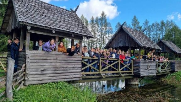 Penktų ir šeštų klasių mokiniai keliaudami po Lenkiją atrado jos kultūrinius lobius: apsilankė senovinėje jotvingių-prūsų gyvenvietėje