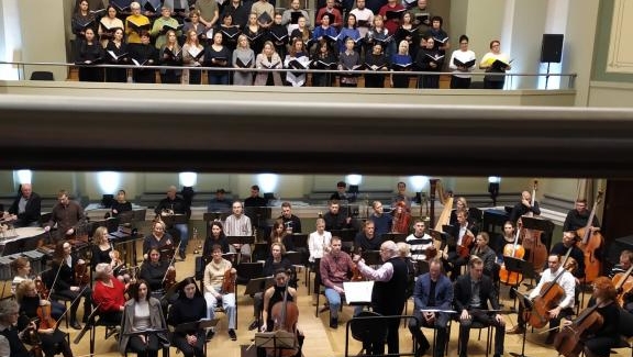 Mokyklos mokytojai ir mokiniai turėjo unikalią galimybę išgirsti kompozitorės Leros Auerbach simfoniją „Nešantys šviesą“