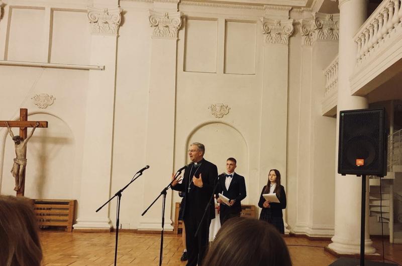Kauno miesto katalikiškų ugdymo įstaigų mokiniai susirinko į kalėdinių vokalinių kūrinių festivalį ,,Danguje spindės žvaigždė