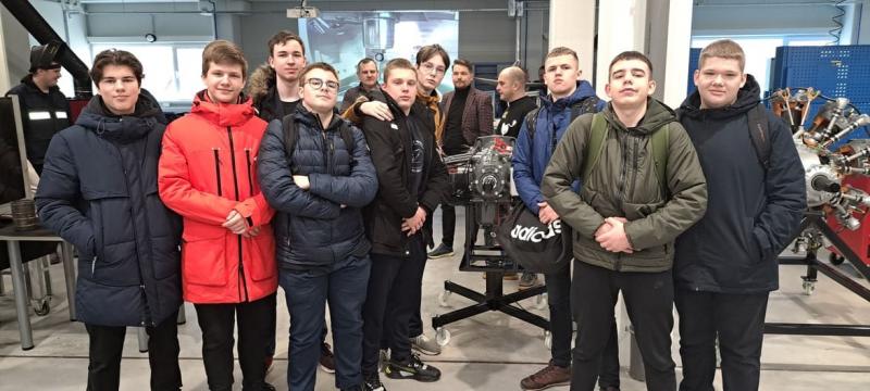 Aštuntų klasių mokiniai vyko į atvirų durų dienos renginį Kauno technologijų mokymo centre – orlaivių bazėje