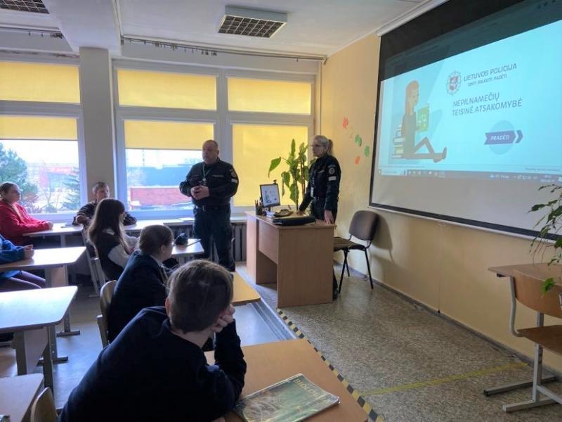 Mokykloje prevenciją vykdė Kauno m. policijos komisariato bendruomenės pareigūnai